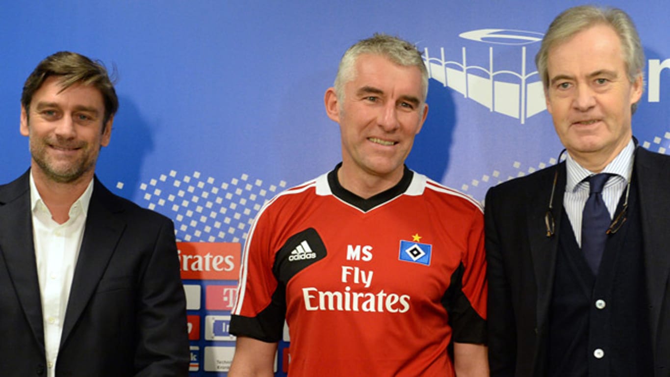 Mirko Slomka (Mitte) wird als neuer HSV-Trainer vorgestellt.