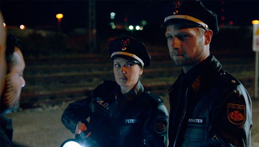 Die beiden Polizeibeamten Anne Peters (Anna-Lena Doll) und David Förster (Christoph Letkowski) geraten nach einem Notruf in Gefahr.