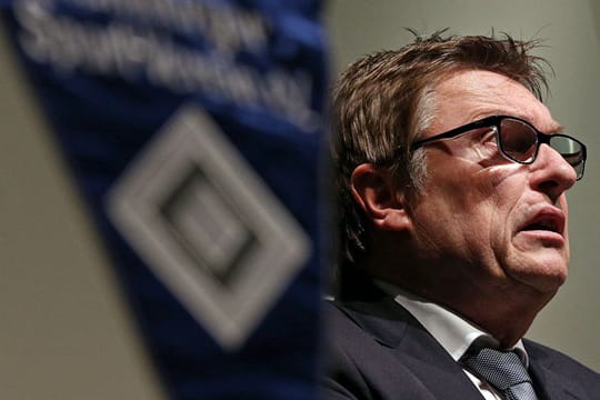 Der ehemalige Vorsitzende des HSV-Aufsichtsrats Manfred Ertel tritt bei Facebook um sich.
