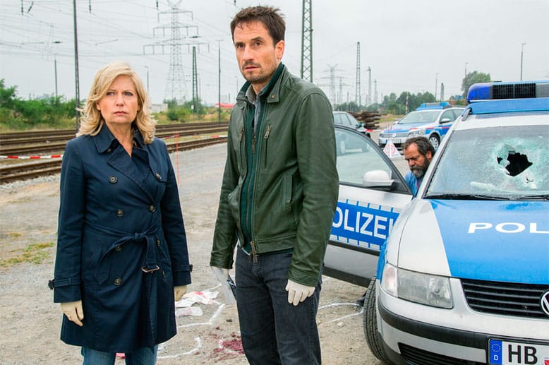 Nach dem Überfall auf die Polizisten suchen die Kommissare Lürsen (Sabine Postel) und Stedefreund (Oliver Mommsen) nach Hinweisen am Tatort.