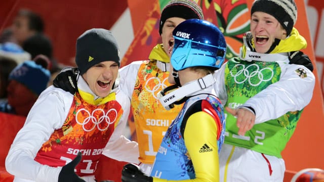 Schlussspringer Severin Freund (Mitte) freut sich mit den anderen DSV-Adlern über Gold im Teamspringen. Schlussspringer Severin Freund (Mitte) freut sich mit den anderen DSV-Adlern über Gold im Teamspringen.