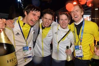 Freudetrunken: Die deutschen Skispringer Andreas Wank (li.), Andreas Wellinger (2.v.l.), Marinus Kraus (2.v.re.) und Severin Freund (re.) stoßen auf ihre Goldmedaille an.