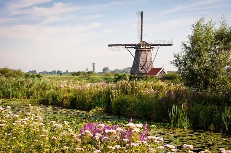 ... die Benelux-Länder - wie hier der kleine Ort Kinderdijk in den Niederlanden...