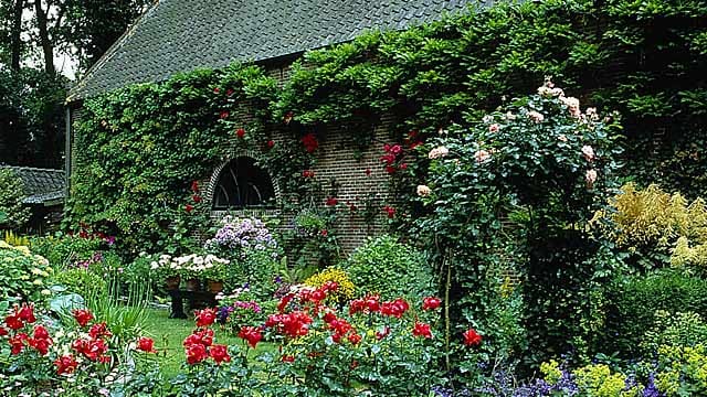 Ein Cottage-Garten passt perfekt zum Landhaus.