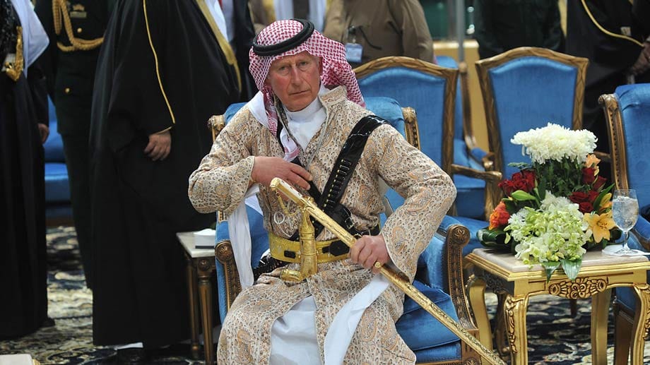Bei seinem Saudi-Arabien-Besuch schlüpfte Prinz Charles in die typische Landestracht und versuchte sich im Schwertertanz.