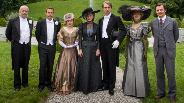 Iris Berben (M.), Heino Ferch (2. v. li.) & Co. im ZDF-Film "Der Wagner-Clan"