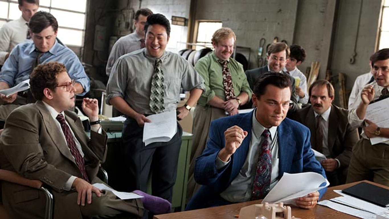"The Wolf of Wall Street": Filmfigur Nicky "Rugrat" Koskoff (P.J. Bryne, rechts hinter Leonardo DiCaprio) sorgt für Ärger.