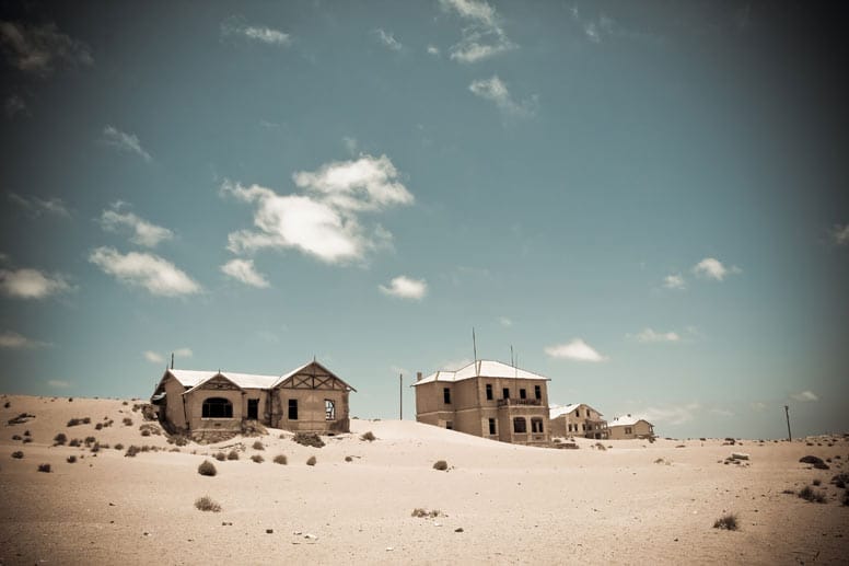 Im Südwesten Namibias liegt ein Ort, der von Sand so gut wie verschluckt wurde. Einsam und verlassen stehen noch Häuser in Kolmanskop (deutsch: "Kolmannskuppe").