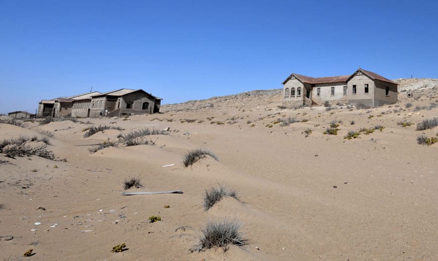 Längst hat die Wüste den Ort eingenommen. Heute führen Guides Touristen durch die Geisterstadt und sorgen dafür, dass die Geschichte Kolmanskop nicht in Vergessenheit gerät. Auch für Reisende, die Namibia auf eigene Faust erkunden, ist die Kolmanskuppe eine beliebte Sehenswürdigkeit.