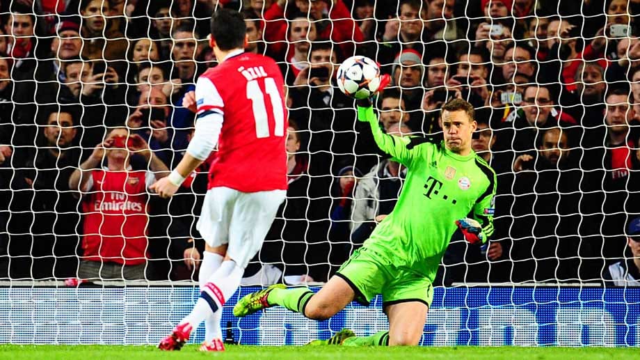 Die Sekunde der Schmach für Mesut Özil: Manuel Neuer pariert seinen Elfmeter. Die Sekunde der Schmach für Mesut Özil: Manuel Neuer pariert seinen Elfmeter.