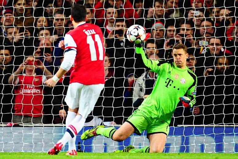 Die Sekunde der Schmach für Mesut Özil: Manuel Neuer pariert seinen Elfmeter.
