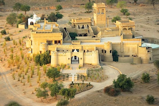 Wie eine moderne Sandburg erhebt sich das "Mihir Garh" aus der indischen Wüste