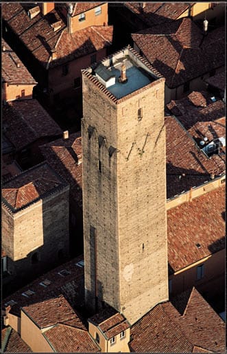 Inmitten der italienischen Stadt Bologna findet sich ein mehr als 900 Jahre alter Turm - der Torre Prendiparte. Und genau hier kann man schlafen.