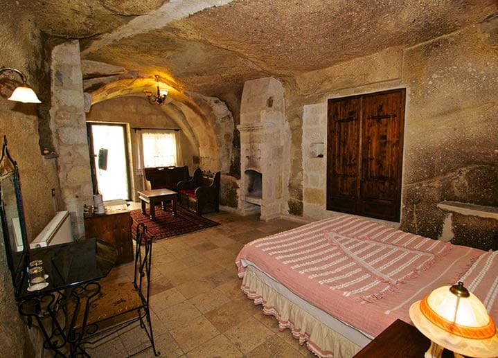 Das Hotel wurde direkt in den Tuffstein der Region gebaut, fünf der zehn Zimmer sind sogenannte Höhlensuiten.