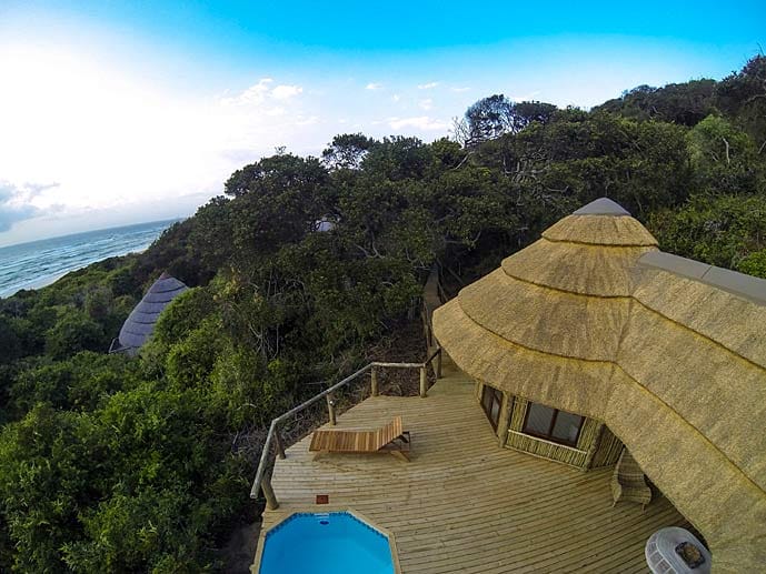 Ebenfalls an einem Welterbe, nämlich am iSimangaliso Wetland Park an Südafrikas Küste, liegt die "Thonga Beach Lodge". Abgelegen, luxuriös und umweltfreundlich erleben Gäste hier einmalige Ausblicke auf den Indischen Ozean.