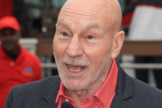 Patrick Stewart musste in dieser Woche zwei Falschmeldungen über sich lesen.
