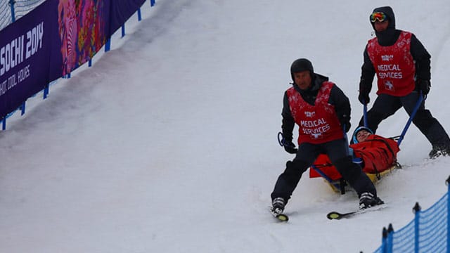 Anna Wörner wird nach einem schweren Sturz abtransportiert.