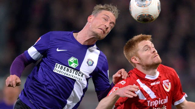 Aues Tobias Nickenig (li.) im Kopfballduell mit Energies Mathias Fetsch.