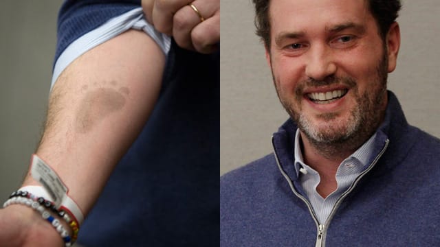 Stolz präsentiert der frischgebackene Papa Chris O'Neill den Fußabdruck seiner Tochter auf seinem Arm. Stolz präsentiert der frischgebackene Papa Chris O'Neill den Fußabdruck seiner Tochter auf seinem Arm.