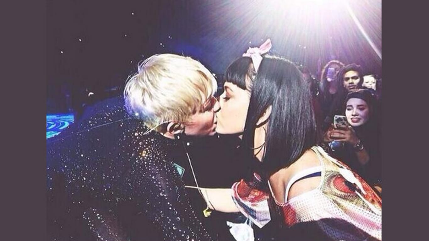 Miley Cyrus (li.) knutscht bei einem Konzert Kollegin Katy Perry.