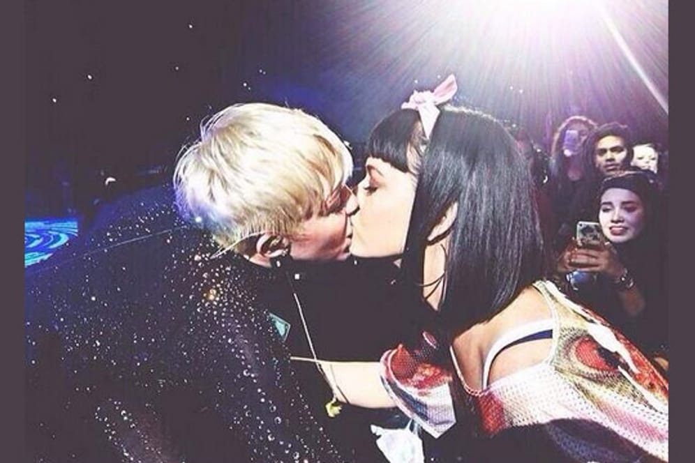 Miley Cyrus (li.) knutscht bei einem Konzert Kollegin Katy Perry.