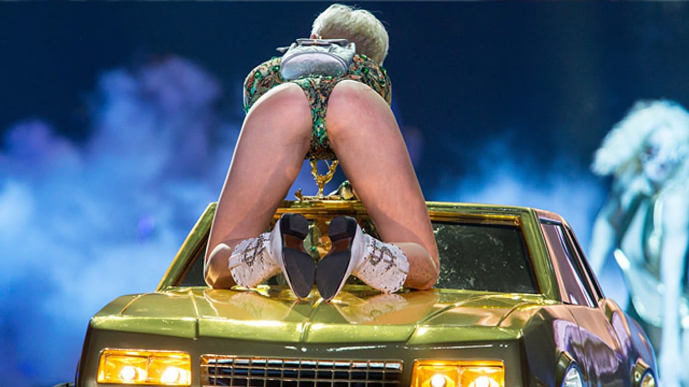 Das soll Kunst und Bildung sein? Miley Cyrus räkelt sich bei einem Konzert frivol auf einer Motorhaube.
