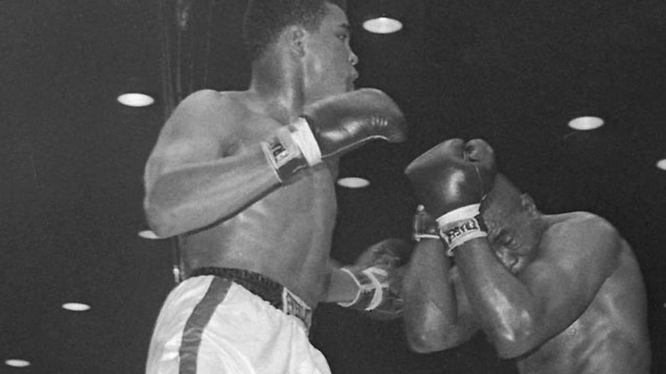 Muhammad Ali (li.), damals noch Cassius Clay, im Kampf 1964 gegen Sonny Liston.