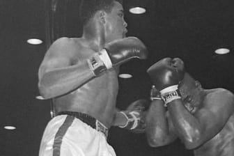 Muhammad Ali (li.), damals noch Cassius Clay, im Kampf 1964 gegen Sonny Liston.