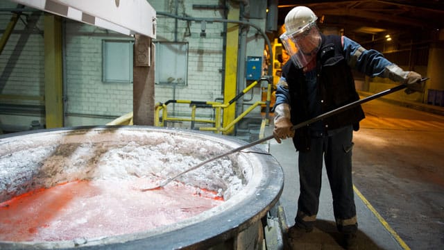 Ein Mitarbeiter im Werk der Trimet Aluminium AG