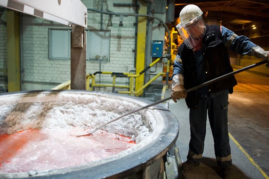 Ein Mitarbeiter im Werk der Trimet Aluminium AG