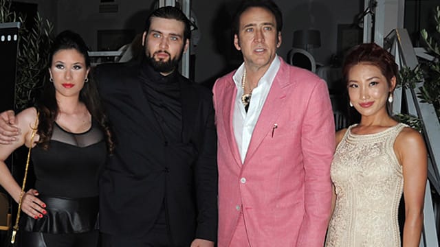 Nicolas Cage wird zum ersten Mal Opa. Sein Sohn Weston macht ihn mit gerade mal 50 Jahren zum Großvater. Die Familie freut sich auf den Zuwachs (v.l.n.r.): Westons Frau Nikki, Weston Cage, Nicolas Cage und dessen Frau Alice Kim. Nicolas Cage wird zum ersten Mal Opa. Sein Sohn Weston macht ihn mit gerade mal 50 Jahren zum Großvater. Die Familie freut sich auf den Zuwachs (v.l.n.r.): Westons Frau Nikki, Weston Cage, Nicolas Cage und dessen Frau Alice Kim.
