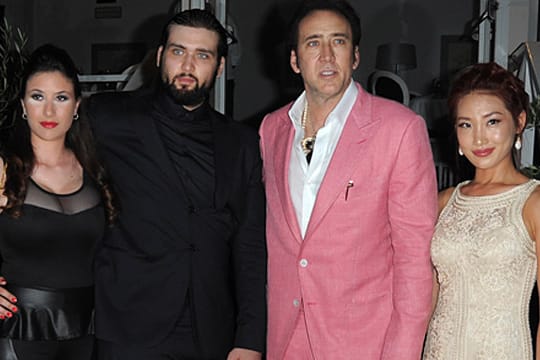 Nicolas Cage wird zum ersten Mal Opa. Sein Sohn Weston macht ihn mit gerade mal 50 Jahren zum Großvater. Die Familie freut sich auf den Zuwachs (v.l.n.r.): Westons Frau Nikki, Weston Cage, Nicolas Cage und dessen Frau Alice Kim.