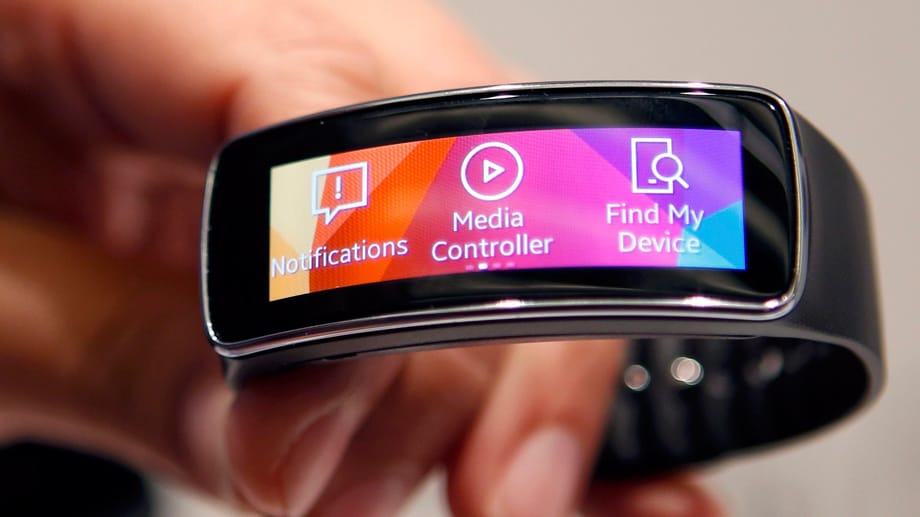 Die Smartwatch Gear Fit ist eine Mischung aus Fitness-Armband und Uhr.
