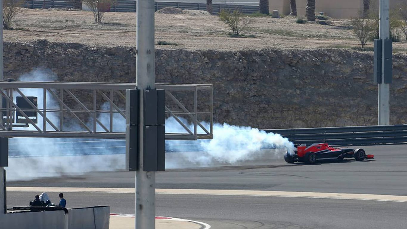 Motorschaden am dritten Tag in Bahrain - Höhepunkt des Testdesasters bei Marussia.