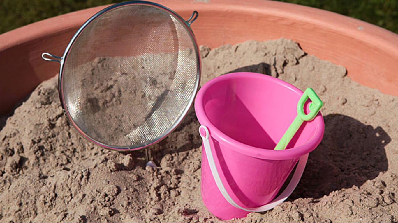 Eine Sandmuschel oder ein anderes Behältnis kann eine Alternative zum Sandkasten sein.
