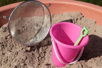 Eine Sandmuschel oder ein anderes Behältnis kann eine Alternative zum Sandkasten sein.