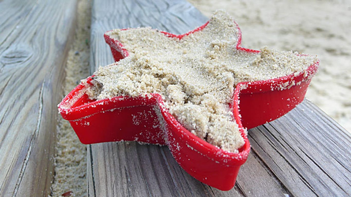 Der Sand im Sandkasten sollte regelmäßig ausgetauscht werden.