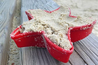 Der Sand im Sandkasten sollte regelmäßig ausgetauscht werden.