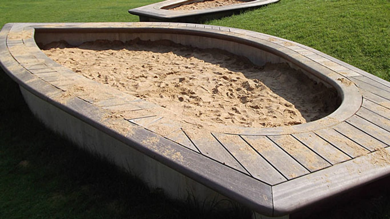 Ein Sandkasten mit Boden sollte vor allem stabil sein.
