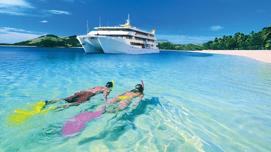 Schnorcheln im Wasser der Blauen Lagune und Schlafen im Katamaran: Inselhopping mit der "Fiji Princess".