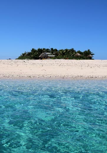Ganz ohne Photoshop: Das Wasser ist auf den Fidschis wirklich so türkis und klar und der Himmel so blau.