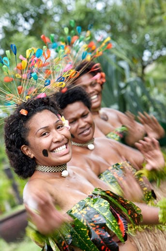 Nur Baströckchen war gestern - gut gelaunte Tänzerinnen auf Fidschi.