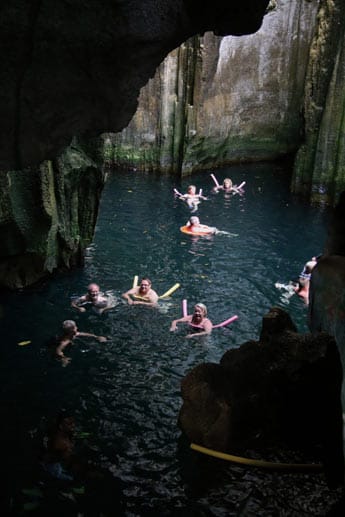 Ein bisschen unheimlich, aber auch ein Abenteuer: Ein Bad in den Höhlen auf der Insel Sawa-i-Lau.