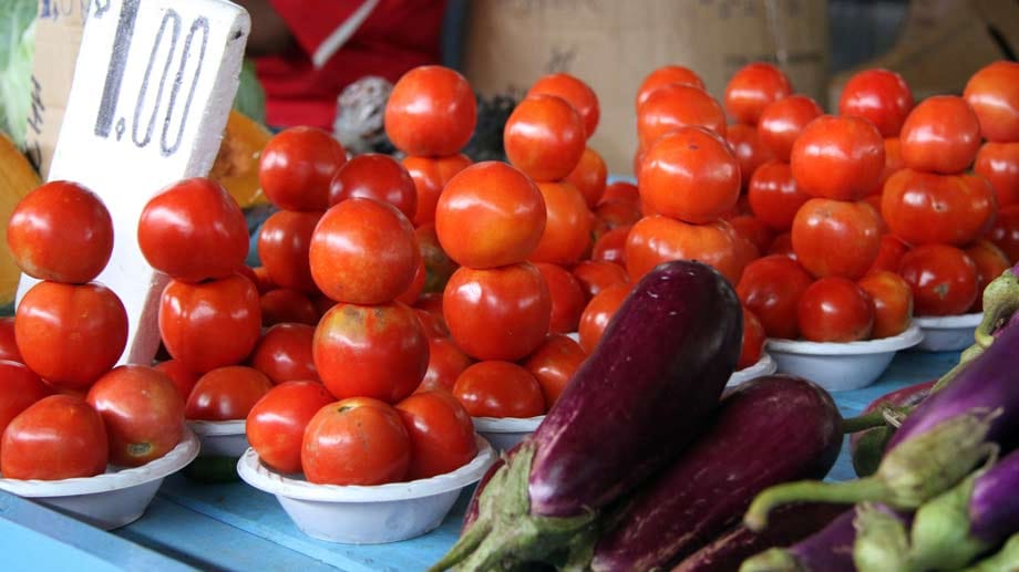 Geschickt gestapelt - Tomaten auf dem Markt in Nadi.