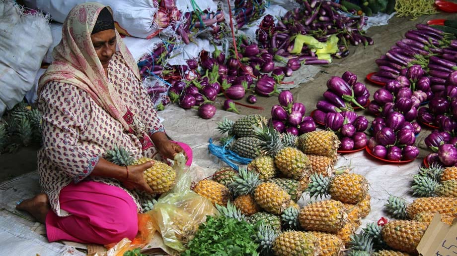 Exotische Vielfalt: Eine Händlerin präsentiert ihre Waren auf dem Obst- und Gemüsemarkt in Nadi.