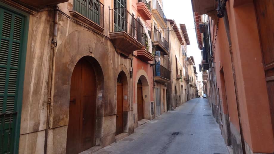 Die Fassaden in den Seitenstraßen von Palma wirken wie Festungswälle.
