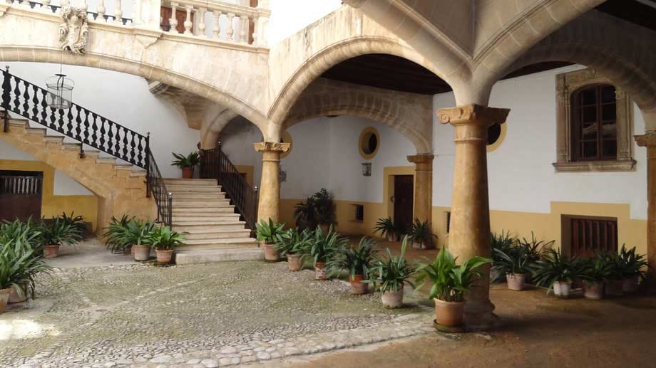 Viele der insgesamt etwa 60 sehenswerten Innenhöfe in Palmas Altstadt sind vormittags und am späten Nachmittag geöffnet.