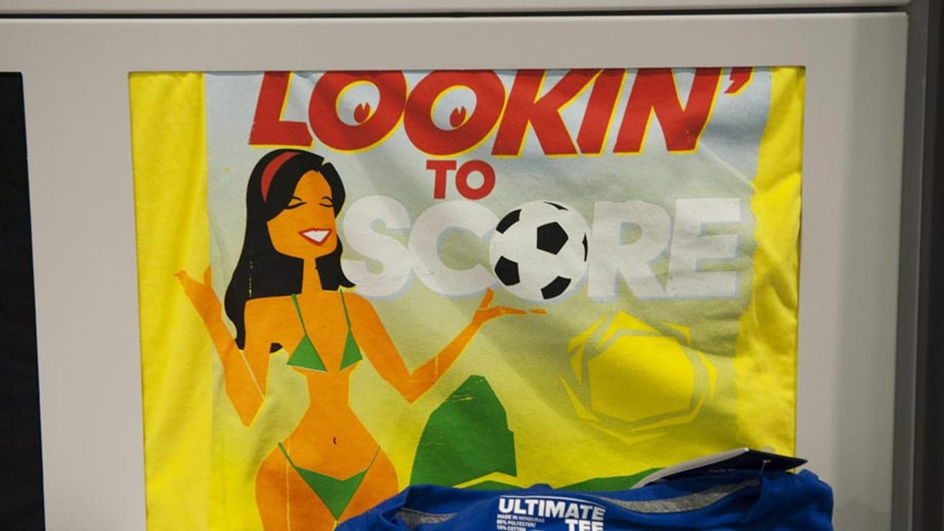 Eine kurvenreiche Dame im Bikini prangte auf einem Adidas-T-Shirt zur WM - das war der brasilianischen Tourismusbehörde zu viel