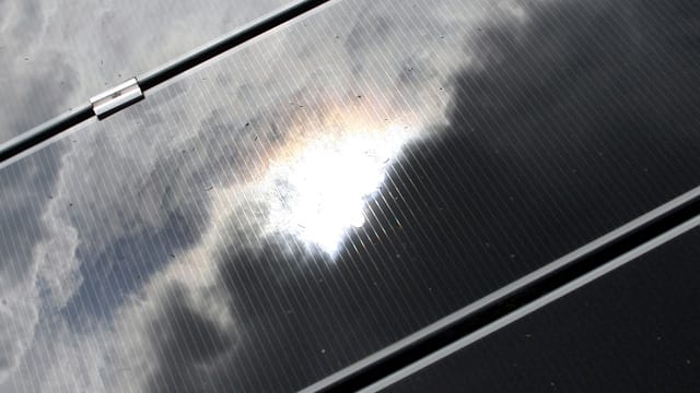 Wolken über Solarpanelen: Die Ökostrom-Förderung durch das EEG kommt bei Experten schlecht weg