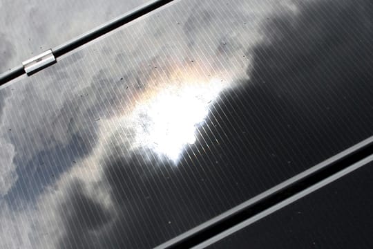 Wolken über Solarpanelen: Die Ökostrom-Förderung durch das EEG kommt bei Experten schlecht weg